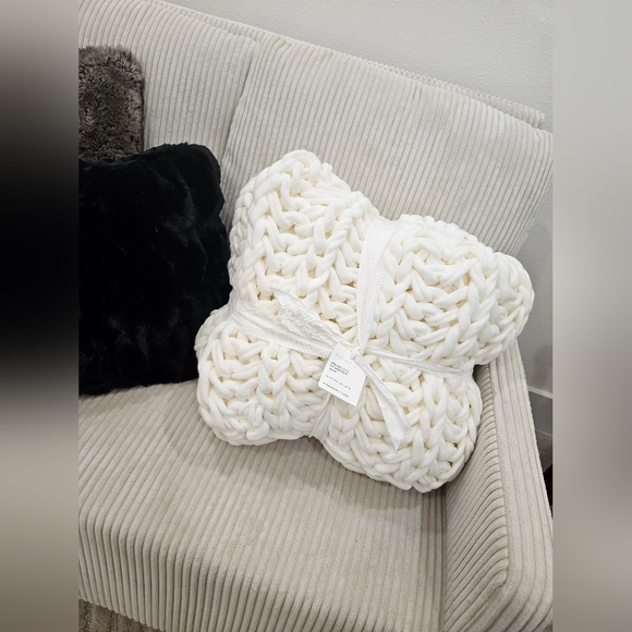 Colossal Throw - Picture 4 of 6